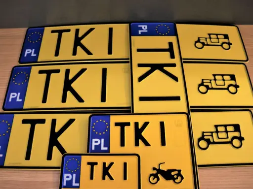 Tablice rejestracyjne z symbolem "TKI" i wizerunkiem zabytkowego auta. Dowiedz się, jak zarejestrować auto na zabytek.