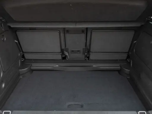 Pusta przestrzeń bagażnika Opla Merivy, gotowa na podróż. Sprawdź, jak duży opel meriva pojemność bagażnika oferuje.
