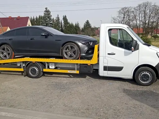 Auto na lawecie, ciemnoszary Mercedes. Zapewne zgodnie z przepisami dotyczącymi holowania auta.