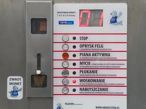 Panel sterowania myjni bezdotykowej: wybór programu mycia auta, od piany aktywnej po nabłyszczanie. Akceptuje monety 1, 2 i 5 zł.