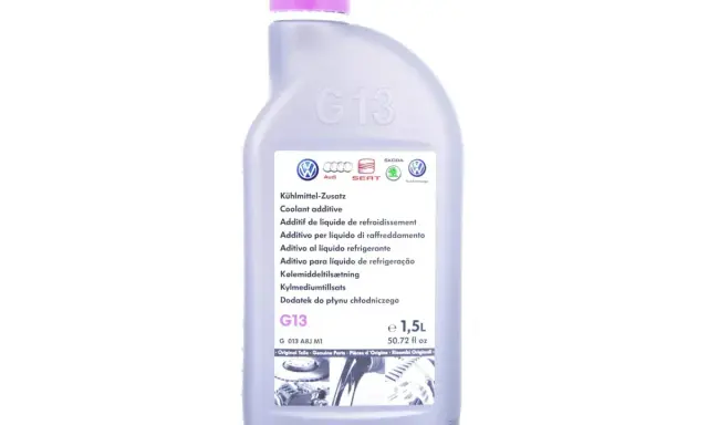 Butelka płynu do chłodnicy G13 z logo VW, Audi, Seat, Skoda. Idealny dodatek do płynu chłodniczego dla Twojego auta.