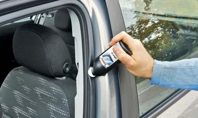Jak otworzyć zamarznięte drzwi w samochodzie? Aplikacja silikonu na uszczelki zapobiega przymarzaniu.