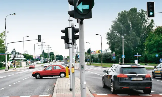 Zielone światło dla lewoskrętu na skrzyżowaniu. Znak S3 informuje o tym kierowców.
