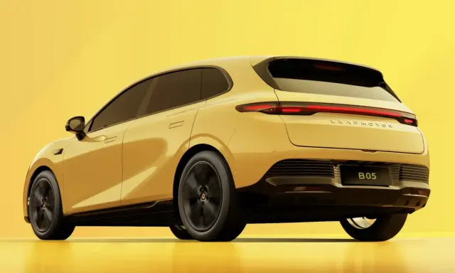 Żółty, nowoczesny kompakt auto B05 LEAPMOTOR z przyciemnianymi szybami i stylowymi światłami LED na tle jednolitego, jasnego tła.