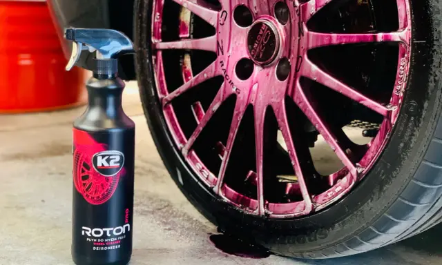 Płyn K2 Roton w akcji! Zobacz, czym wyczyścić felgi aluminiowe, by lśniły jak nowe. Różowy środek skutecznie usuwa brud.