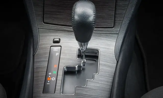 Dźwignia automatycznej skrzyni biegów Tiptronic w samochodzie. Widoczne oznaczenia P, R, N, M-D.