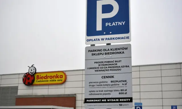 Znak parkingu płatnego przy Biedronce. Uważaj, by nie dostać mandatu za parkowanie, bo opłata za brak biletu to 80 zł.