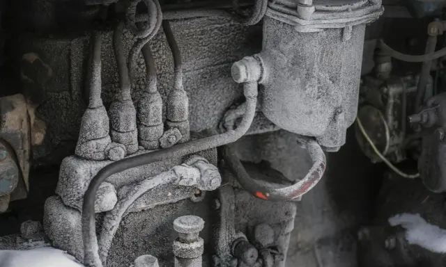 Silnik pokryty szronem, z widocznymi przewodami paliwowymi. Diesel zamarza w temperaturze ok. -20°C, co może powodować problemy z uruchomieniem.