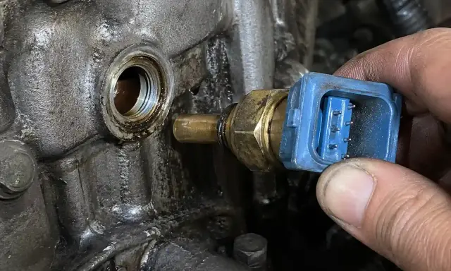 Wymiana czujnika temperatury 1.9 TDI. Objawy awarii mogą być różne, od problemów z uruchomieniem po przegrzewanie silnika.