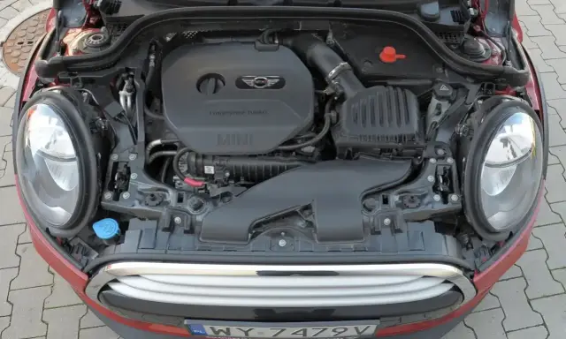 Otwarta maska czerwonego Mini Cooper ukazuje silnik TwinPower Turbo.