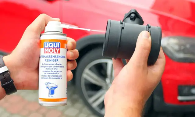 Czyszczenie przepływomierza. Spray Liqui Moly usuwa zanieczyszczenia, eliminując objawy awarii przepływomierza.