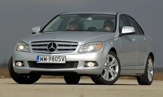 Srebrny Mercedes W204 z dwoma mężczyznami w środku. Zastanawiasz się, jaki silnik ma ten model?