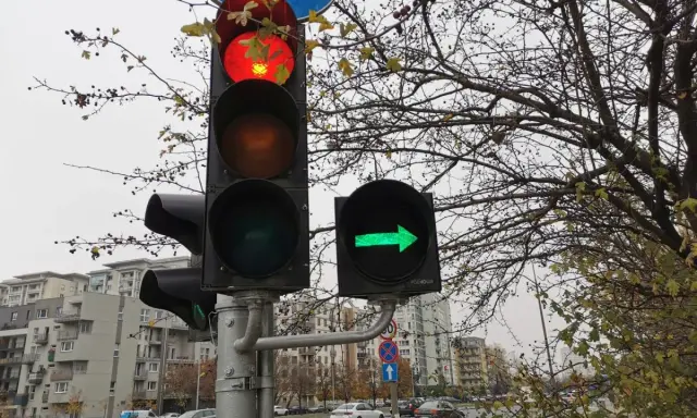 Sygnalizacja świetlna: czerwone światło główne i zielona strzałka warunkowa w prawo.