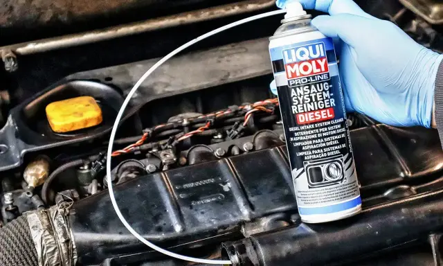 Czyszczenie układu dolotowego silnika diesla. Preparat Liqui Moly usuwa nagar, poprawiając pracę zaworu EGR.