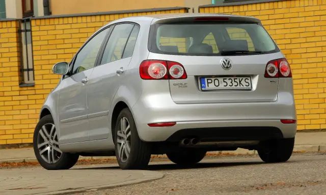 Srebrny Golf 5 1.6 MPI z tablicą PO 535KS stoi przy żółtej ceglanej ścianie.