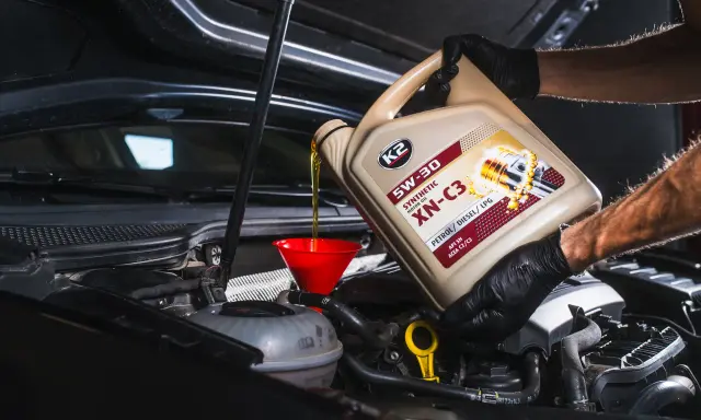 Wymiana oleju w samochodzie co ile? Wlewanie oleju K2 5W-30 do silnika przez lejek.