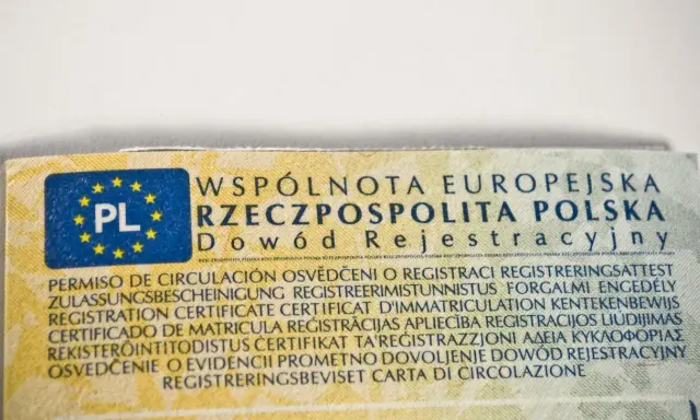 Dowód rejestracyjny z Polską (PL) w UE. Gdzie jest numer VIN? Na tym dokumencie znajdziesz informacje o rejestracji pojazdu.