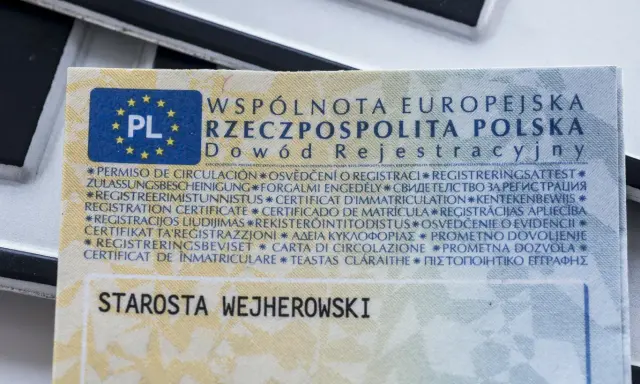 Zgubiłem dowód rejestracyjny. Na zdjęciu widać fragment dokumentu z napisem "Dowód Rejestracyjny" i pieczęcią "Starosta Wejherowski".