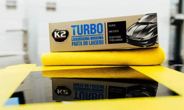 Zestaw do ręcznego polerowania auta: pasta K2 Turbo i żółta mikrofibra. Idealny do nabłyszczania lakieru.