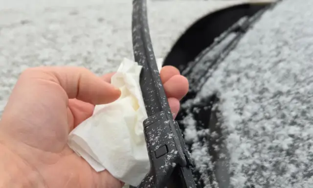 Zima zaskoczyła? Zobacz, jak wymienić wycieraczkę w aucie, gdy spadnie śnieg.