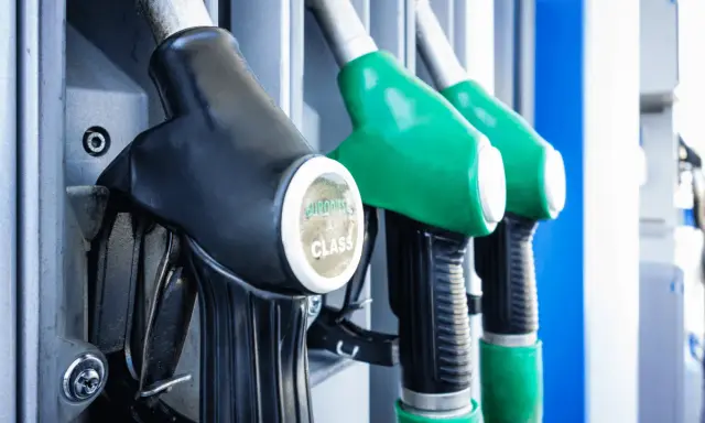 Dysze dystrybutorów paliwa na stacji benzynowej. Dowiedz się, jak zatankować auto, wybierając odpowiednią opcję.