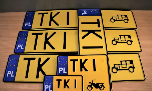 Tablice rejestracyjne z symbolem "TKI" i wizerunkiem zabytkowego auta. Dowiedz się, jak zarejestrować auto na zabytek.