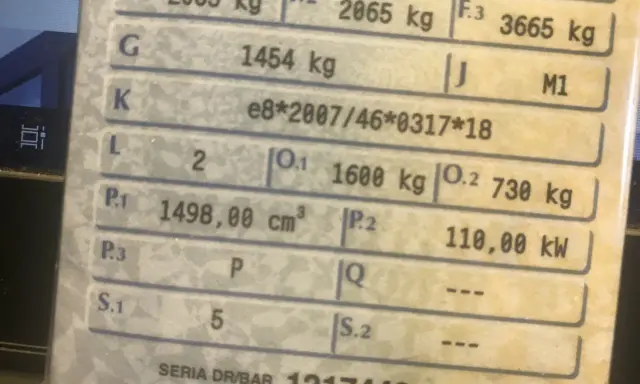 Dane pojazdu: masa własna 2065 kg, dopuszczalna masa całkowita 3665 kg. Numer VIN: e8*2007/46*0317*18.