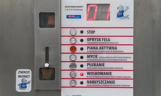 Panel sterowania myjni bezdotykowej: wybór programu mycia auta, od piany aktywnej po nabłyszczanie. Akceptuje monety 1, 2 i 5 zł.