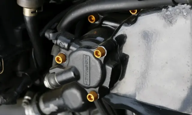Elementy układu hydraulicznego motocykla, widoczna regulacja pedału sprzęgła hydraulicznego.