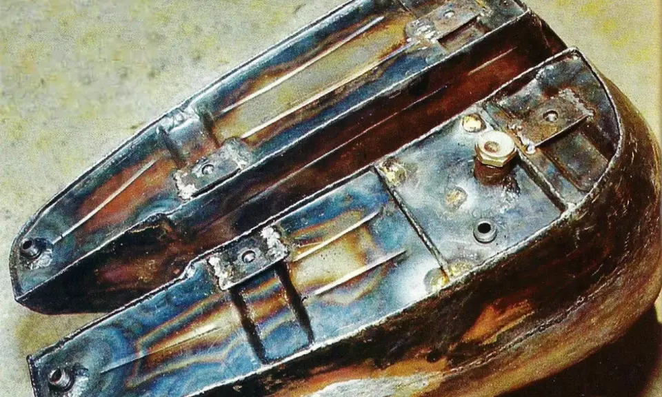 Metalowe spawanie zbiorników paliwa, widoczne tęczowe przebarwienia po spawaniu.