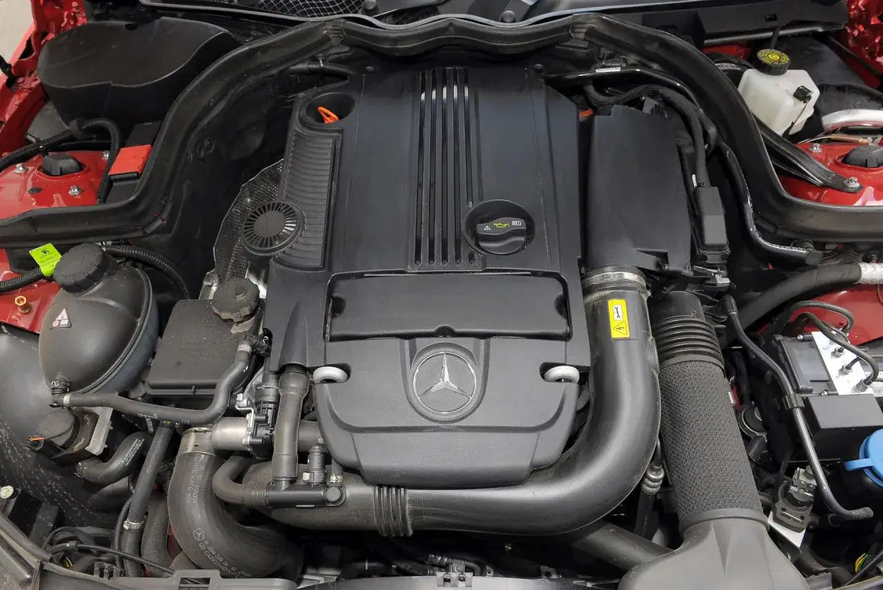 Silnik Mercedesa W204, czarny, z logo gwiazdy. To pytanie o to, jaki silnik kryje się pod maską tego modelu.