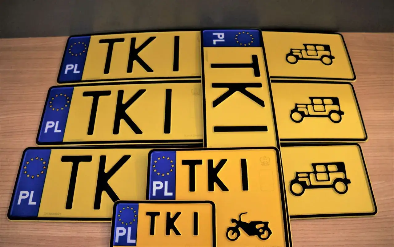 Kolekcja żółtych tablic rejestracyjnych z symbolem 