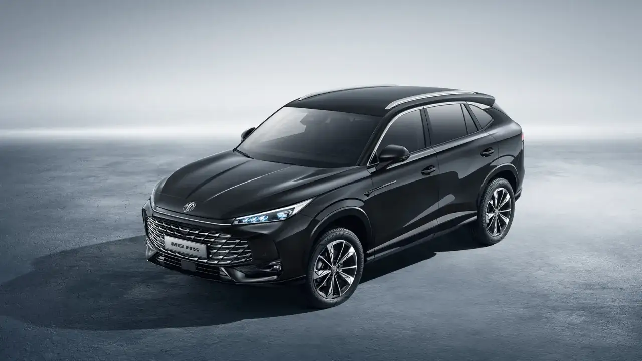 Elegancki, czarny SUV MG HS prezentuje swoje nowoczesne linie i detale. Sprawdź mg hs dane techniczne.