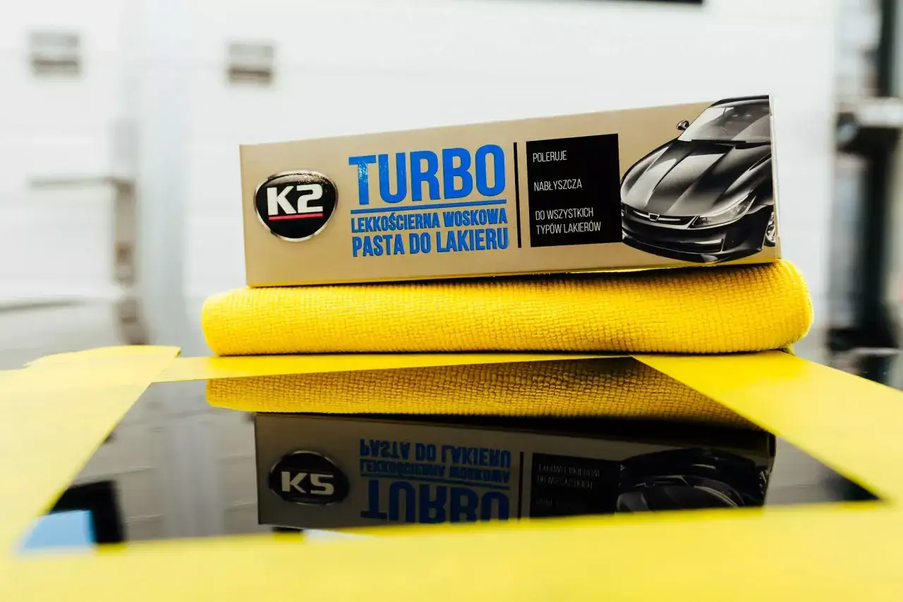 Zestaw do ręcznego polerowania auta: pasta K2 Turbo i ż&oacute;łta mikrofibra. Idealny do nabłyszczania lakieru.