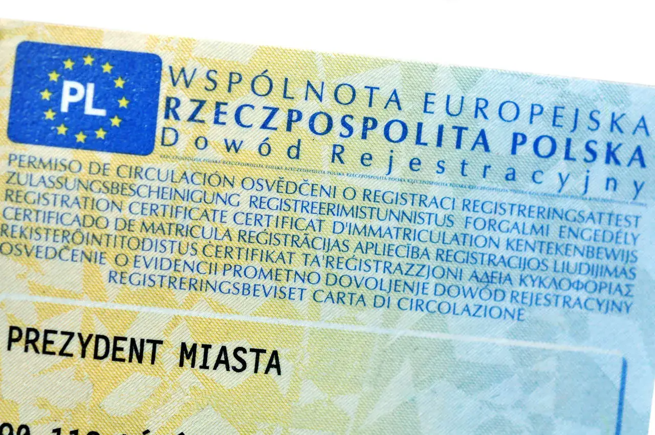 Fragment dowodu rejestracyjnego pojazdu. Mam nadzieję, że nie zgubiłem dowód rejestracyjny, bo bez niego nie pojadę.