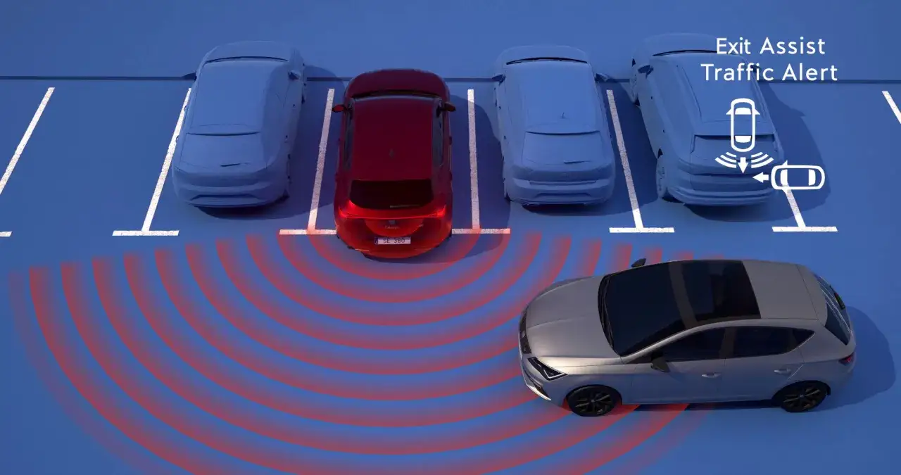 System ADAS ostrzega przed ruchem podczas wyjazdu z miejsca parkingowego. Czerwone fale pokazują zasięg czujnik&oacute;w.