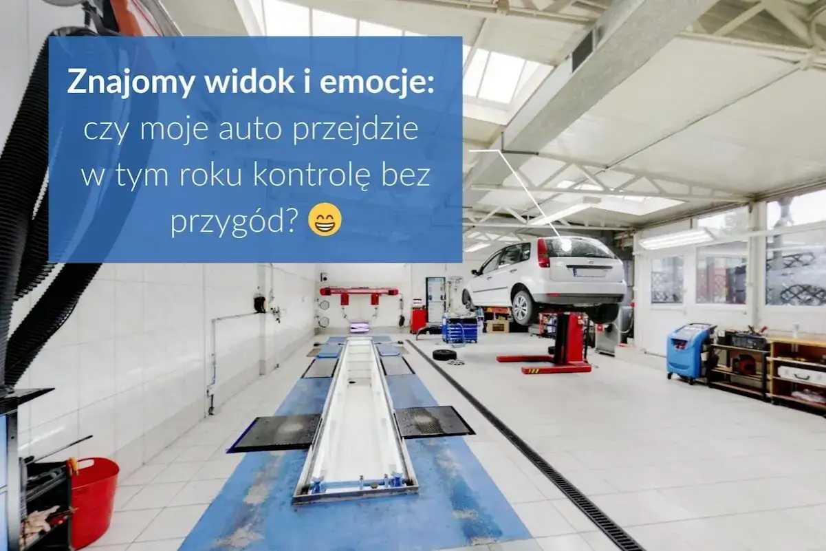 Warsztat samochodowy z podniesionym autem na podnośniku. Czy opłata za przegląd będzie zaskoczeniem?
