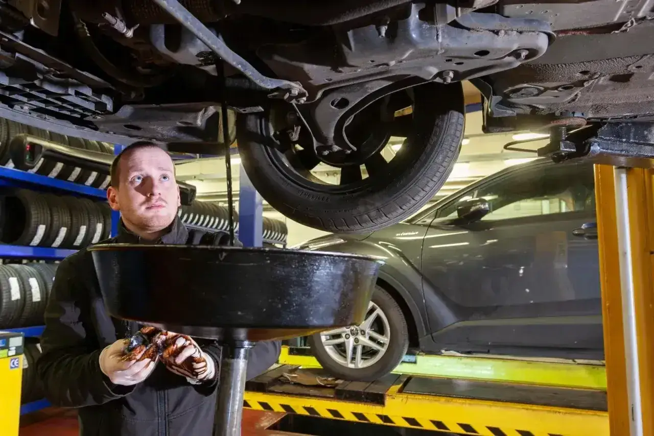 Mechanik wymienia olej w Skodzie Fabii. Dowiedz się, skoda fabia wymiana oleju co ile powinna być wykonywana, by silnik służył latami.