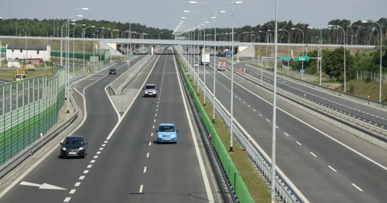 Na autostradzie z wieloma pasami ruchu, gdzie widać samochody, zastanawiamy się, czy można wyprzedzać z prawej strony.