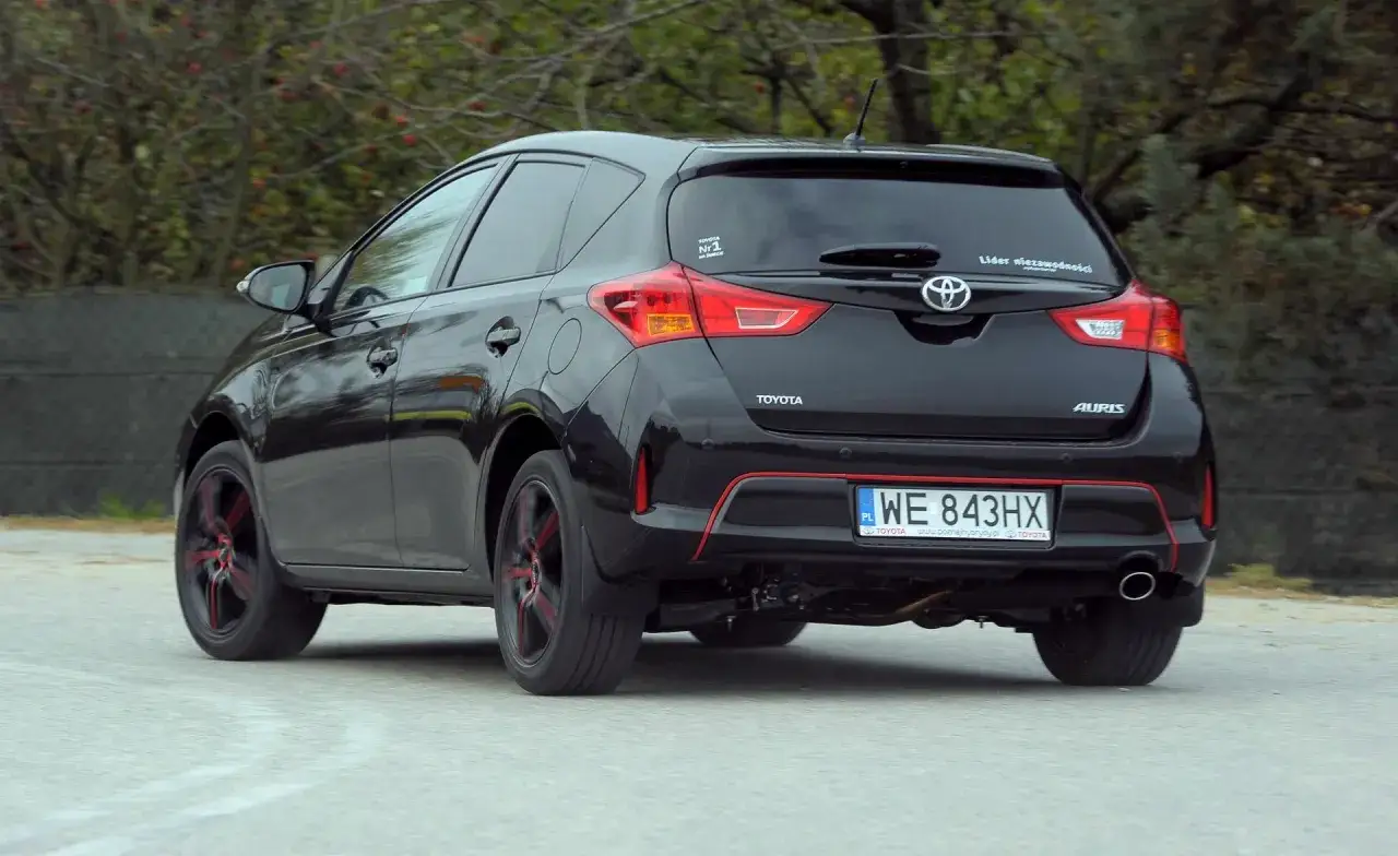 Czarny Toyota Auris 1.6 benzyna, z czerwonymi akcentami na felgach i zderzaku. Zastanawiasz się nad spalaniem?