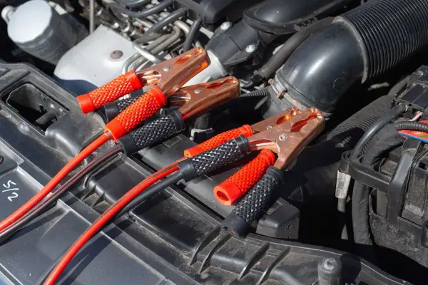 Kable rozruchowe podłączone do akumulatora, bo auto nie odpala, mimo że akumulator jest sprawny.