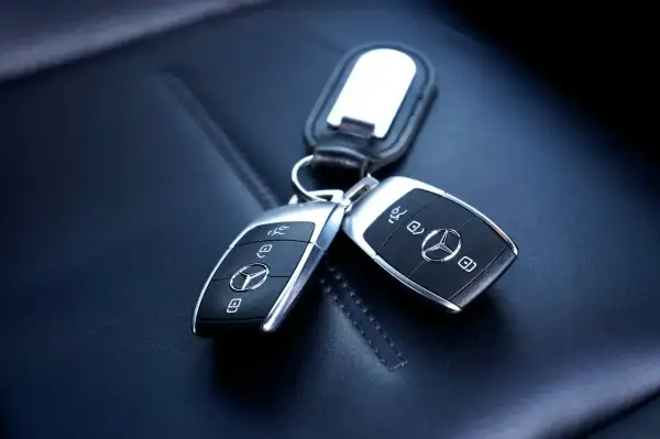 Dwa kluczyki Mercedesa z logo, gotowe do kodowania.