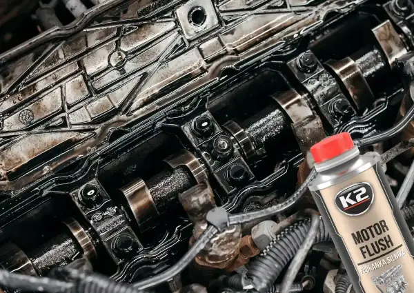 Wnętrze silnika po użyciu płukanki silnika K2 Motor Flush. Widać wałki rozrządu i elementy pokryte olejem.