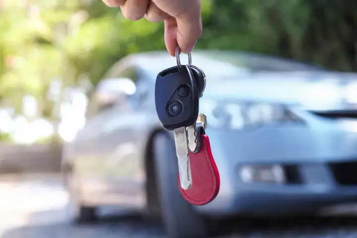 Kluczyki samochodowe wiszą na palcu. Czy to objawy uszkodzonego immobilizera? Auto nie odpala.