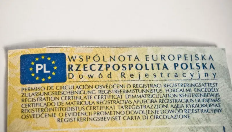 Dowód rejestracyjny z Polską (PL) w UE. Gdzie jest numer VIN? Na tym dokumencie znajdziesz informacje o rejestracji pojazdu.